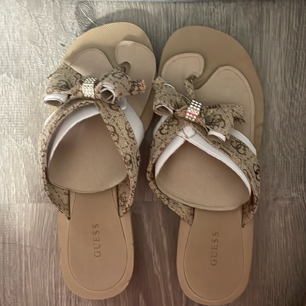 Guess flip-flops size 6 NWOT